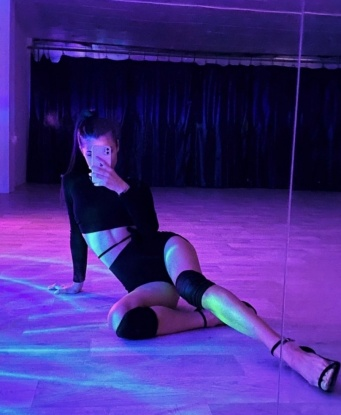 У меня есть опыт и умение исполнять все твои сокровенные фантазии.
💋 Мои услуги превосходят все ожидания: классический секс, оральный секс, массаж, стриптиз, ролевые игры и многое другое. Я люблю удовлетворять своих клиентов и сделать их счастливыми.
📸 Отзывы обо мне говорят сами за себя: мои компаньоны часто оставляют положительные отзывы о моем умении доставить удовольствие.
🌇 Живу в Москве, и мне удобно встречаться с тобой в комфортной обстановке. Давай создадим незабываемые моменты вместе! Эльвира
